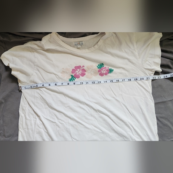 Cute Simple Floral Hibiscus Graphic White Tee - Picture 2 of 3